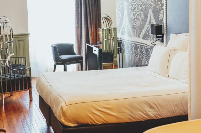 Une chambre de l'hôtel Palais Gallien: les éléments non-déhoussables sont passés à la vapeur