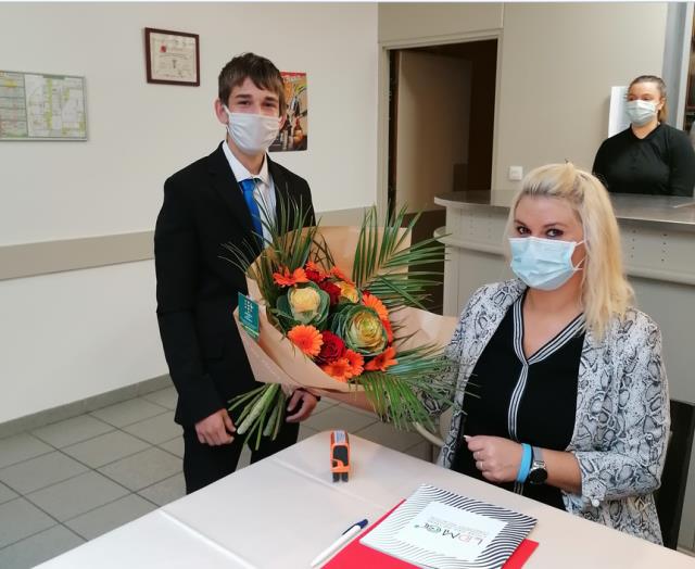 remise du bouquet par Axel à Mme Cordonnier-Steinbach, Marraine de la classe