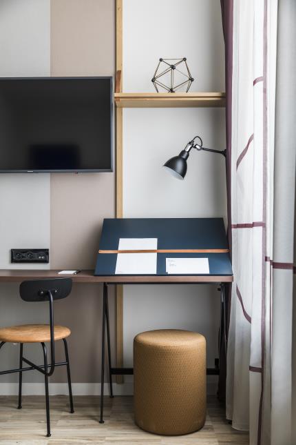 L'hôtel Le Grand Quartier propose des chambres tels des pied-à-terre parisiens, à des tarifs attractifs.