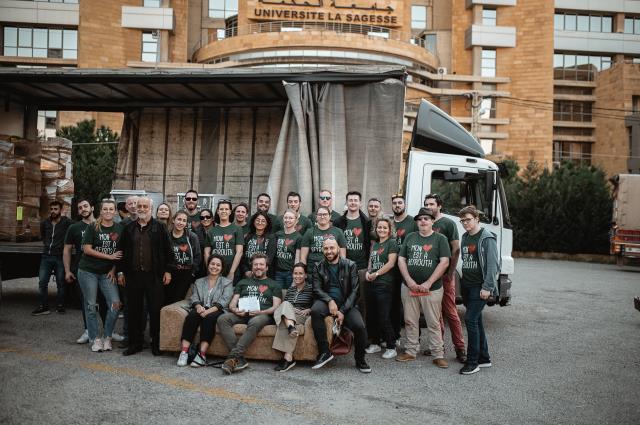 L'équipe du Donjon lors de la livraison du matériel à l'université La Sagesse à Beyrouth.