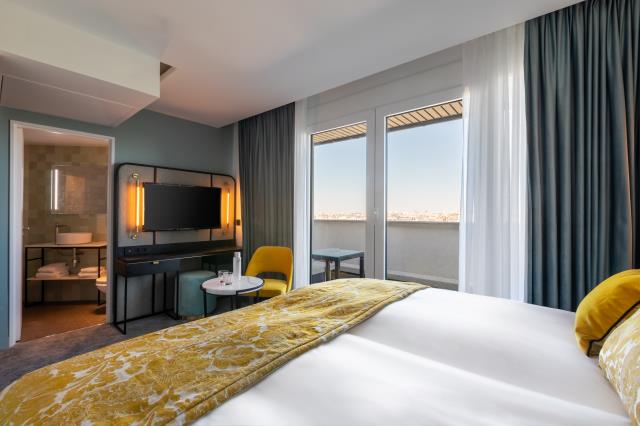 Chambre premium de l'hôtel Voco Paris Montparnasse.