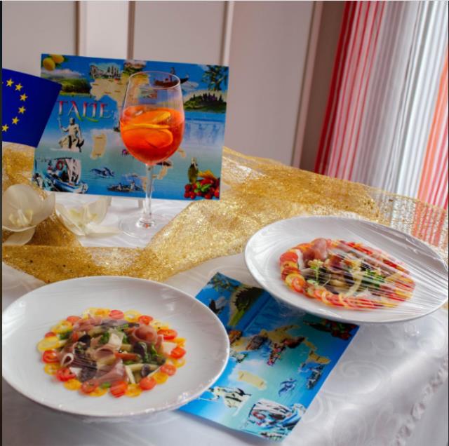 Une des tables sur un air de Dolce Vita