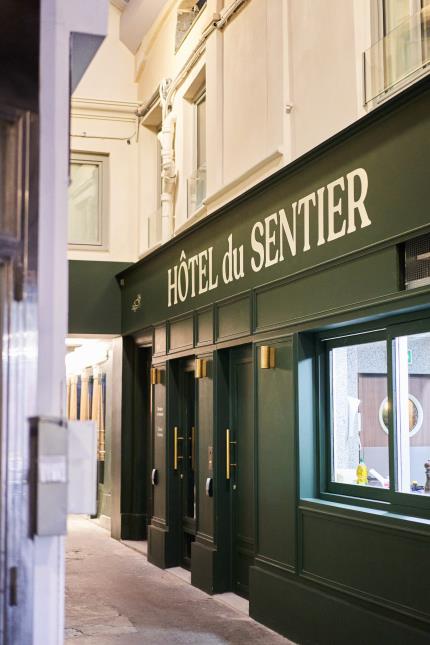 L'hôtel du Sentier est située à l'entrée du passage du Caire.