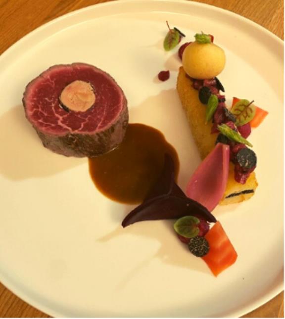 La recette de Quentin Philippe, vainqueur du 3e Trophée Masse Online : Filet de boeuf Herdshire, foie gras, truffe Melanospurum, pressé de pomme de terre, chioggia rôti, raviole de betterage, beignet de sapin.