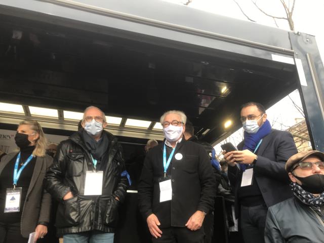 De g à d : Hervé Bécam, vice-président confédéral de l'Umih, Didier Chenet, président du GNI et le restaurateur Stéphane Manigold.