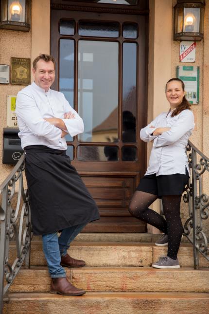 Joy-Astrid et Alexis Blanchard : un duo de chefs dynamiques un 'peu foufou' qui a choisi de quitter la région parisienne pour reprendre une institution bourguignonne : 'Chez Camille'.