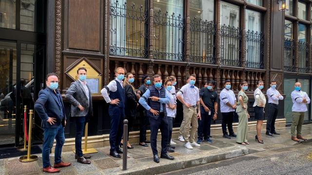 Au centre, Jean-Bernard Falco devant Maison Albar Hôtel Le Vendôme.