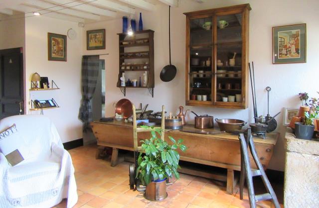 Meubles de famille et objets chinés contribuent à l'ambiance chaleureuse des lieux.