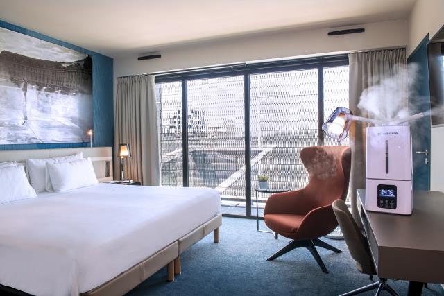 Un stérilisateur de désinfection en action dans une chambre du Radisson Blu Bordeaux.