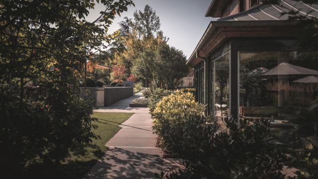 A l'extérieur, des espaces végétalisés aux essences d'ici et d'ailleurs.