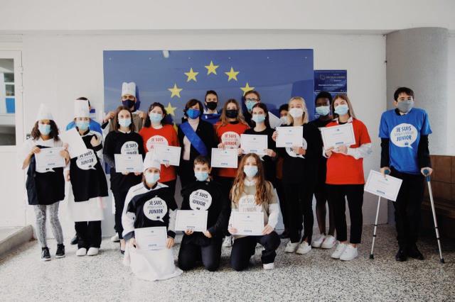 Les élèves ycée Louis Martin-Bret membre du réseau « École ambassadrice du Parlement européen » et Sylvie Brunet