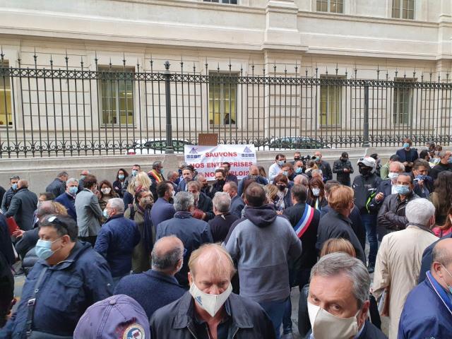 Des centaines de personnes manifestent ce vendredi matin contre la fermeture des bars et des restaurants devant les grilles du tribunal.