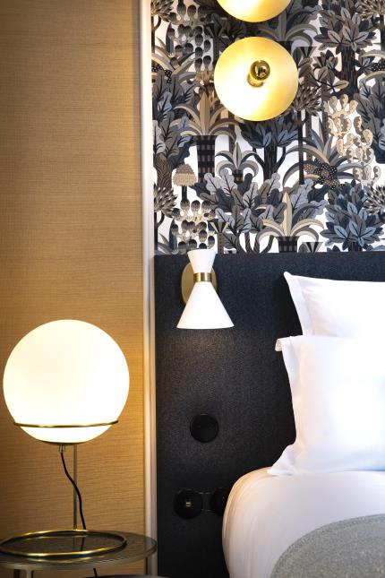 Papier peint Hermès et style naïf dans les chambres évoquant un voyage aquatique.