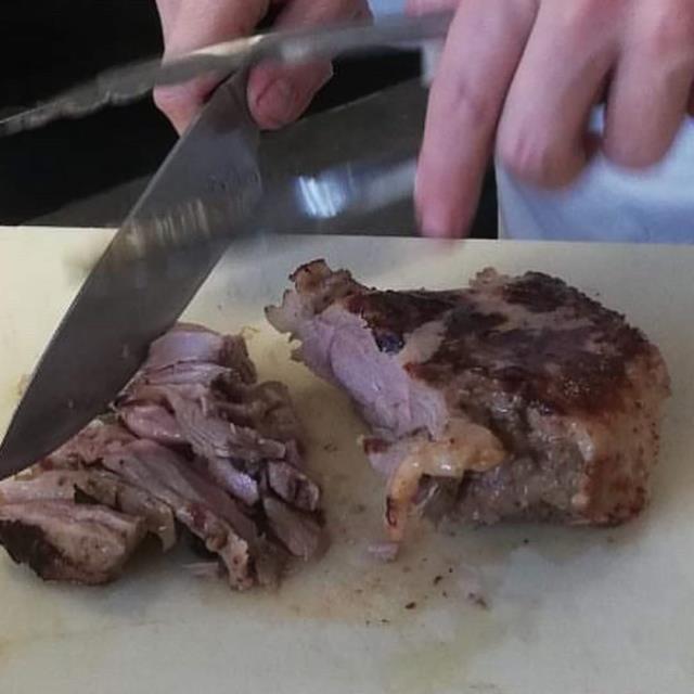 gigot d'agneau cuisson basse température sous vide avec sa garniture puis poêlé beure au thym.
