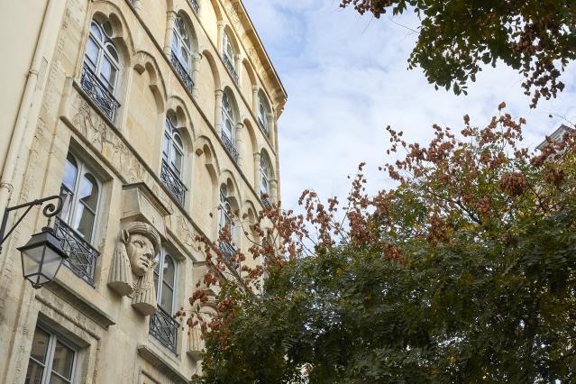 L'Hôtel du Sentier est situé dans un immeuble à la façade classée, qui évoque l'antiquité égyptienne.