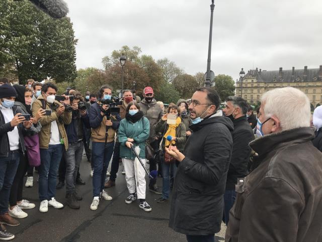 le restaurateur Stéphane Jégo et le président des cafetiers du GNI, Marcel Benezet (à droite sur la photo) annoncent à la presse la création du collectif.