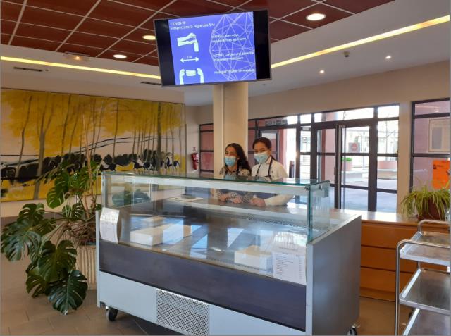 La vitrine de vente à emporter installée dans le hall de l'établissement est gérée par 2 stagiaires de Terminale Gestion-Administration