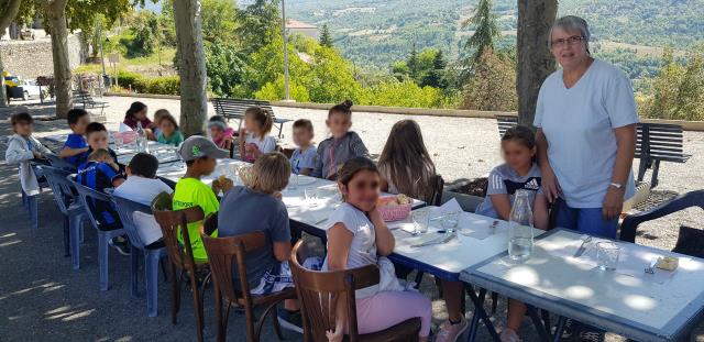 Les enfants de Valernes mangent même sur la terrasse du bistrot du village, lorsque le temps le permet.