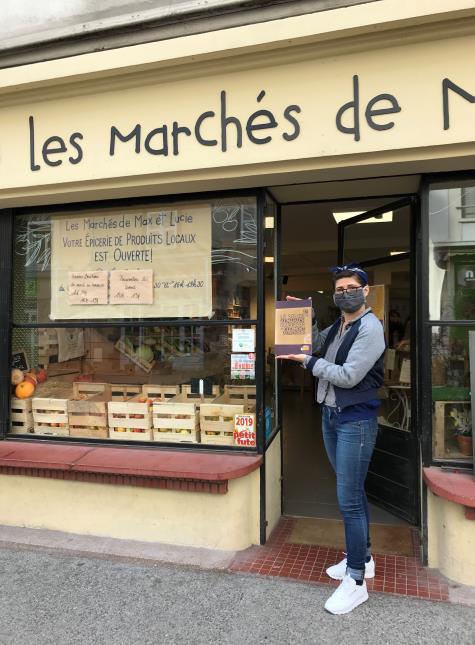 Lucie Vorilhon  et Solide Almanach Nourricier de Clermont Auvergne devant les marchés de Max et Lucie à Clermont-Ferrand