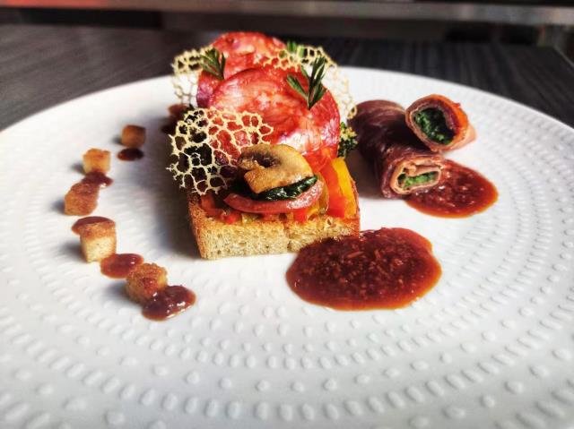 La composition de Yun Qin, catégorie étudiants, 'Chorizo snacké, ciabatta colorée, rouleau de printemps de boeuf séché, sauce chorizo', est arrivée gagnante du 6e concours Aoste Professionnel 2020.