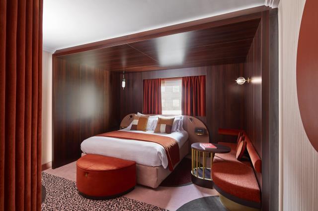 Dans 35 chambres de l'hôtel Nest, le lit est comme « mis en boîte » dans un coffrage en ébène, pour accentuer l'effet cocon.