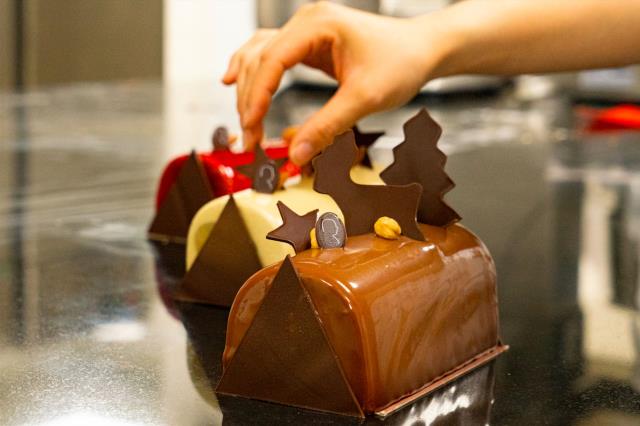 Thierry Marx a confectionné trois bûches aux associations gourmandes : la bûche chocolat-caramel ; la bûche marron-poires et la bûche amande-fruits rouges.