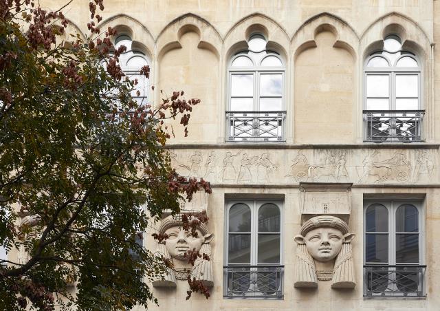 L'Hôtel du Sentier est situé dans un immeuble à la façade classée, qui évoque l'antiquité égyptienne.
