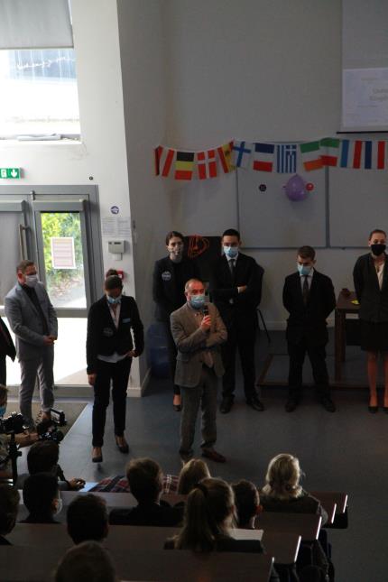 M. Jeannes, proviseur du lycée, lance la journée Erasmusday dans l'amphithéâtre du lycée.