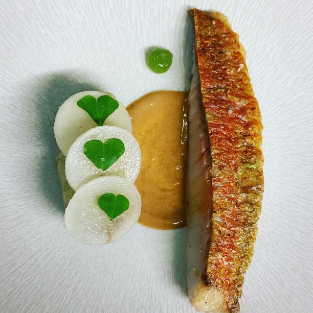 Rouget de petit bateau cuit au bâton de citronnelle du potager, condiment de cacahuète, topinambours de chez Mr Bardaine confits.