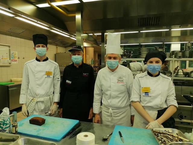 Patrick Danet (Danet Traiteur de Mondeville) et 2 élèves de 1ère bac-pro cuisine