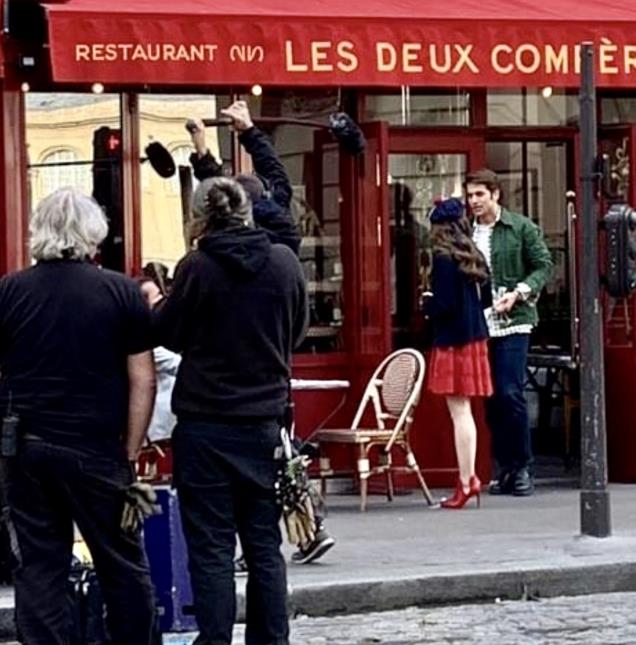 Emily in Paris : le Terra Nera transformé en Les Deux Compères pour le tournage.