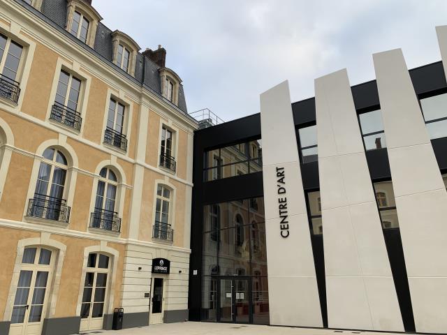 Les chambres sont réparties dans un ancien hôtel particulier et une autre aile, neuve.