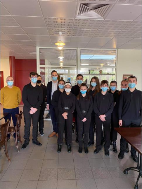 1ére année de CAP commercialisation et services en Hôtel-café et restaurant avec M.Labbadie à gauche. Julien Pahin (4éme en partant de la gauche)
