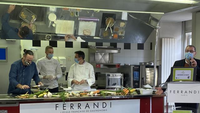 Pendant que la conférence se déroulait, trois cuisiniers, dont Corentin Rochez, chef belger et Marc Alès, chef cuisinier de Ferrandi, s'affairaient pour préparer plusieurs recettes à base de pintade.