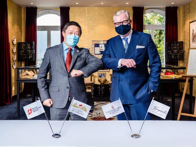 Yong Shen et Martin R. Smura