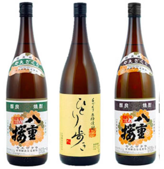 Trois bouteilles de Shochu, un alcool aux ingrédients originaux : sarrasin, orge, riz et koji de riz ; patate douce et riz koji blanc ; patate douce et koji de riz.