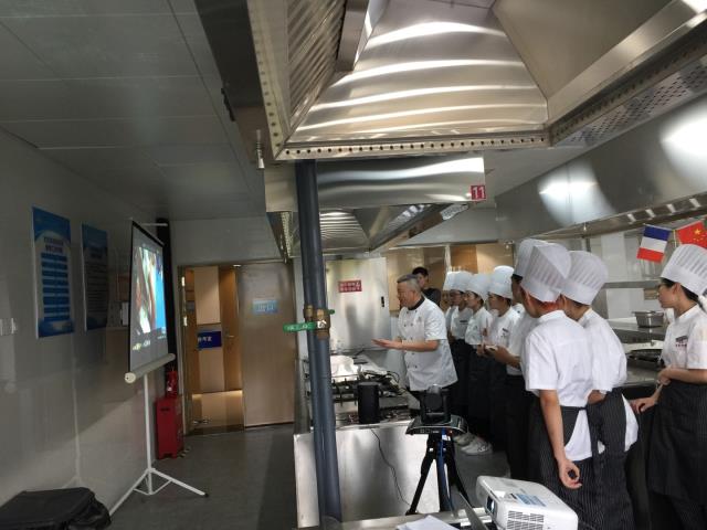 Simultanément à Pekin au 'Qingdao Vocational and Technical College of Hotel Management' (masques ôtés car restrictions sanitaires levées dans leur zone), professeur de cuisine et élèves chinois discutent en direct des 3 recettes du mardi.