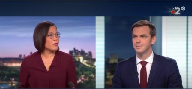Olivier Véran, présent sur le plateau du 20 heures de France 2 mardi 29 décembre. A gauche : Karine Baste-Régis, présentatrice du JT.
