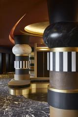 Dans le lobby, des colonnes surdimensionnées, parées de rayures XXL, en hommage aux totems du...