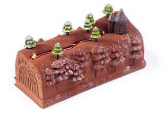 Matthieu Carlin, chef pâtissier de l'Hôtel de Crillon, propose une Forêt Noire Enchantée en guise de bûche de Noël.