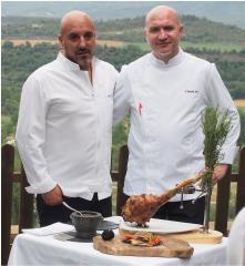 Josetxo Souto et Ramon Aso devant leur restaurant nouvellement étoilé de Ainsa (Espagne)