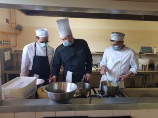 Deux apprentis BP Arts de la Cuisine du CFAR Campus de Gap et Kolia Dorvault