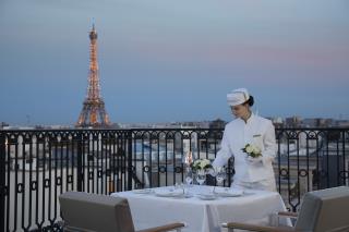 Selon l'étude de KPMG, rien que pour les palaces parisiens, « les pertes sur 2020 sont estimées à...