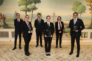 Les six finalistes avec, au premier rang de gauche à droite, Marine Claude, Laura Stoecklin et Noé...