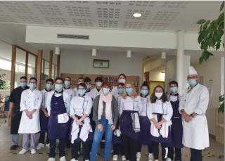 Les Bac pro cuisine de la section hôtelière du lycée Jean Monnet et leurs encadrants