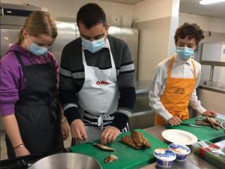 Enseignant bénévole supervisant les élèves