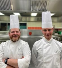 Le candidat Rémi Bleret-Perez en 1er année BTS MHR et le Chef Xavier Laquièze professeur d'Arts-culinaires - LTH de Marseille de Bonneveine.