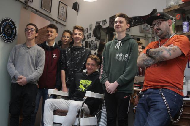 6 élèves de seconde bac pro CSR en visite chez le barbier pour recueillir des conseils pour soigner leur présentation.