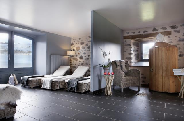 Le spa est connecté avec la nature grâce à de larges fenêtres judicieusement placées.