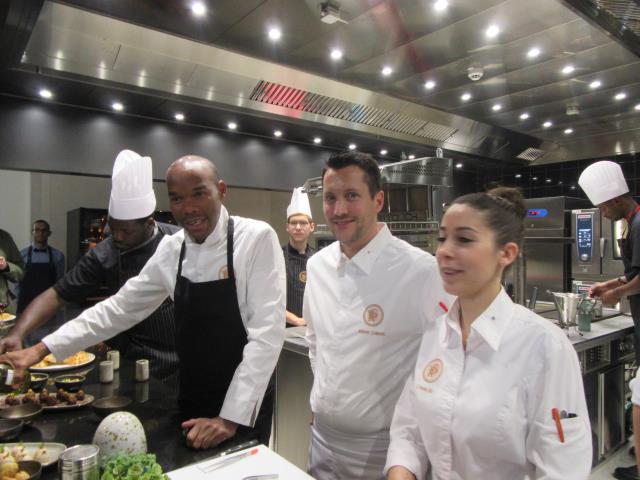 Dans la cuisine ouverte, le chef étoilé Marcel Ravin (à gauche) aux côtés du chef exécutif Anthony Clorennec et de la sous chef Corinne Bec.